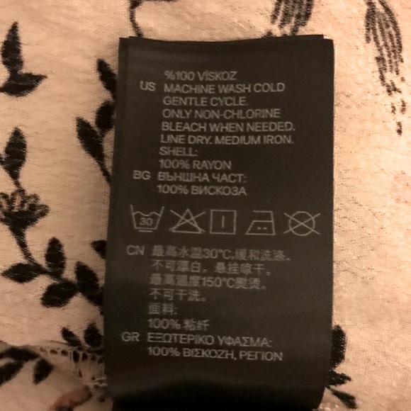 H&M Short Woman’s Short Sleeve Cream Floral and Leaf Print Blouse - Picture 5 of 5